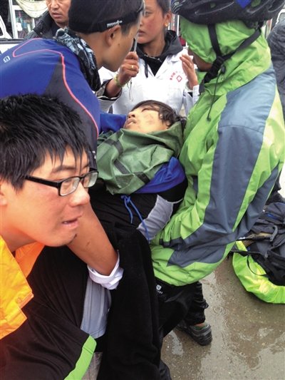 川藏線(xiàn)驢友騎車(chē)被落石擊中身亡(圖)   